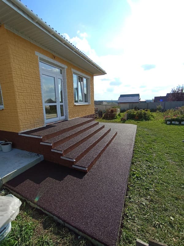 Укладка покрытия из окрашенной заводской резиновой крошки фото 2