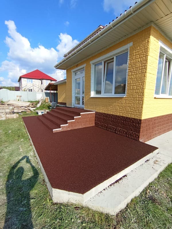Укладка покрытия из окрашенной заводской резиновой крошки фото 4