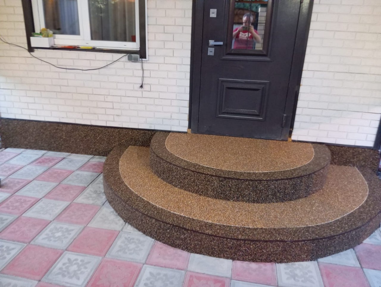 Укладка каменного ковра на крыльце частного дома в г. Арамиль фото